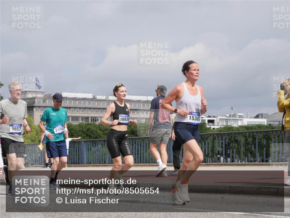 29.06.2025 - hella hamburg halbmarathon Luisa Fischer http://msf.ph/oto/8505654 29.06.2025 10:18:26 Kennedybrücke 9657, 2494, 16938, 15307, 1890, 2110, 2494, 3417, 4007, 4466, 5069, 6287, 6376, 9113, 9556, 9657, 9847, 10775 meine-sportfotos.de