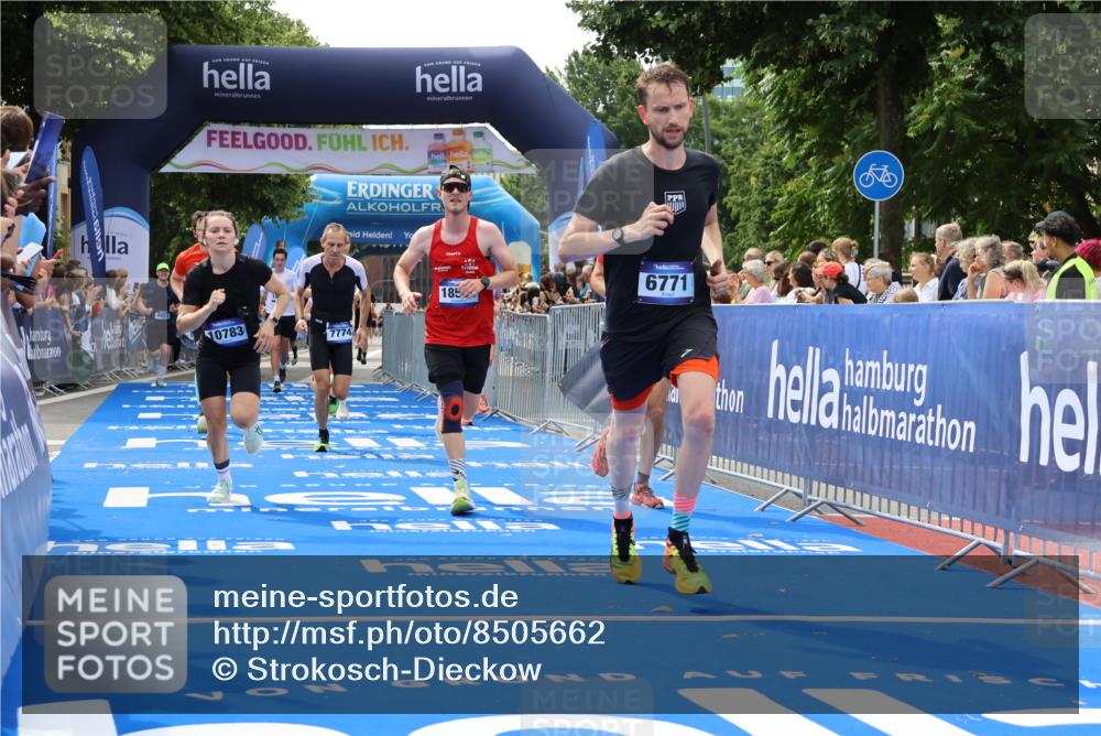29.06.2025 - hella hamburg halbmarathon Strokosch-Dieckow http://msf.ph/oto/8505662 29.06.2025 10:41:23 Ziel 1570, 2579, 2797, 3204, 4303, 4893, 5987, 6771, 7432, 7774, 7796, 10783, 12588, 13876, 14555, 16816, 17159, 17882, 18412, 18509, 18573, 18764 meine-sportfotos.de