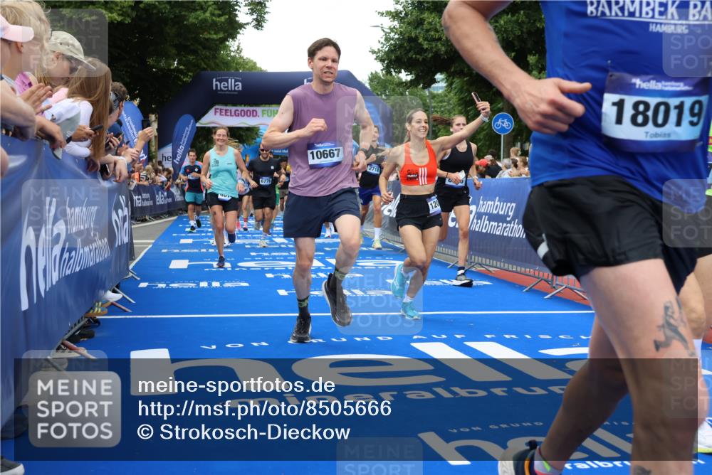29.06.2025 - hella hamburg halbmarathon Strokosch-Dieckow http://msf.ph/oto/8505666 29.06.2025 10:51:18 Ziel 1461, 1817, 2364, 2411, 2636, 2718, 2946, 4404, 4814, 5600, 5820, 6657, 6776, 8316, 8930, 8989, 9214, 9476, 9656, 10480, 10667, 10868, 11124, 11422, 11512, 11625, 12016, 13047, 14865, 14994, 15480, 15950, 16357, 17530, 18019, 18489 meine-sportfotos.de