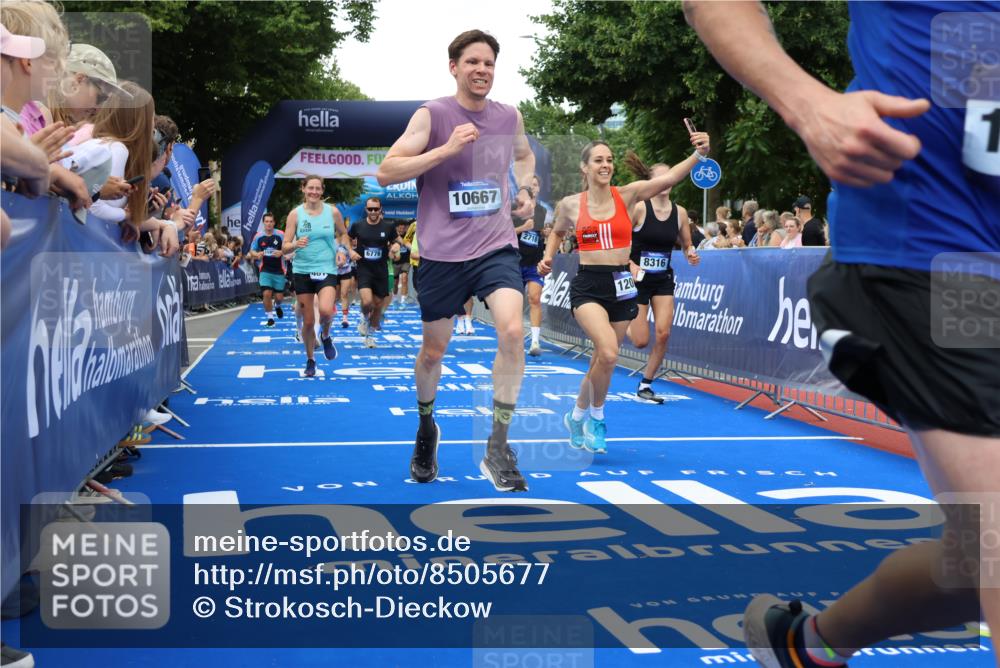 29.06.2025 - hella hamburg halbmarathon Strokosch-Dieckow http://msf.ph/oto/8505677 29.06.2025 10:51:18 Ziel 1461, 1817, 2364, 2411, 2636, 2718, 2946, 4404, 4814, 5600, 5820, 6657, 6776, 8316, 8930, 8989, 9214, 9476, 9656, 10480, 10667, 10868, 11124, 11422, 11512, 11625, 12016, 13047, 14865, 14994, 15480, 15950, 16357, 17530, 18019, 18489 meine-sportfotos.de