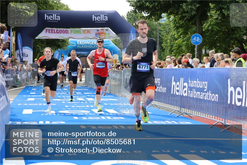 29.06.2025 - hella hamburg halbmarathon Strokosch-Dieckow http://msf.ph/oto/8505681 29.06.2025 10:41:23 Ziel 1570, 2579, 2797, 3204, 4303, 4893, 5987, 6771, 7432, 7774, 7796, 10783, 12588, 13876, 14555, 16816, 17159, 17882, 18412, 18509, 18573, 18764 meine-sportfotos.de