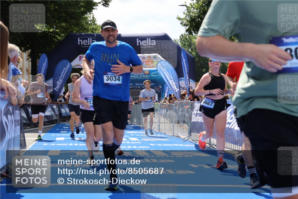 29.06.2025 - hella hamburg halbmarathon Strokosch-Dieckow http://msf.ph/oto/8505687 29.06.2025 11:37:56 Ziel 3034, 3132, 4603, 4733, 5453, 5609, 6667, 6804, 7304, 10002, 11482, 11790, 12039, 12086, 12336, 12443, 13444, 15367, 15765, 15783, 16431, 16471, 18089 meine-sportfotos.de