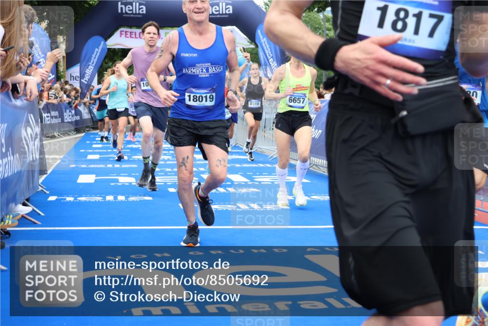 29.06.2025 - hella hamburg halbmarathon Strokosch-Dieckow http://msf.ph/oto/8505692 29.06.2025 10:51:17 Ziel 1461, 1817, 2364, 2411, 2636, 2718, 2946, 4404, 4814, 5600, 6027, 6657, 6776, 8316, 8930, 8989, 9214, 9476, 9656, 10480, 10667, 10868, 11124, 11512, 11625, 12016, 13047, 14865, 14994, 15480, 15950, 16357, 17530, 18019, 18489 meine-sportfotos.de