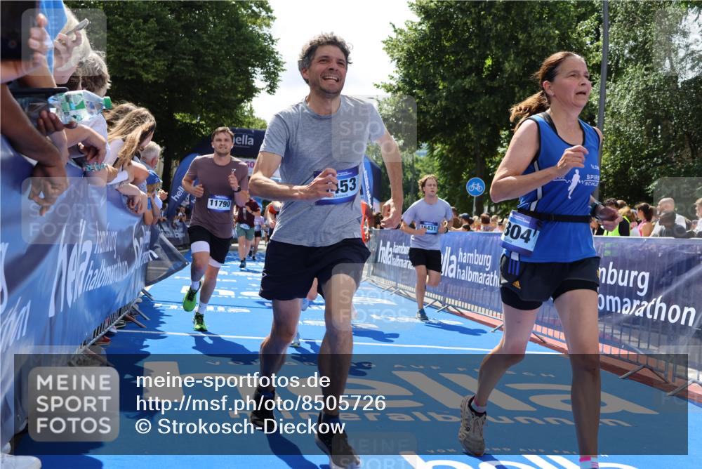 29.06.2025 - hella hamburg halbmarathon Strokosch-Dieckow http://msf.ph/oto/8505726 29.06.2025 11:37:58 Ziel 3034, 3132, 4603, 4733, 5453, 5609, 6667, 6804, 10002, 11790, 11838, 11839, 12039, 12336, 13651, 15088, 15765, 15783, 16431, 16471, 17362, 17913, 18089 meine-sportfotos.de