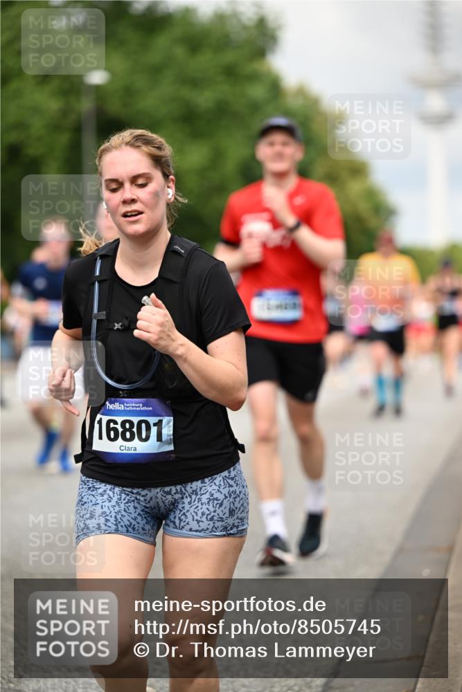29.06.2025 - hella hamburg halbmarathon Dr. Thomas Lammeyer http://msf.ph/oto/8505745 29.06.2025 10:27:22 Kennedybrücke 1029, 1187, 1362, 1372, 1853, 2022, 2294, 2514, 3003, 3013, 3029, 3769, 4728, 4793, 4969, 5223, 5629, 5798, 5838, 6578, 6747, 6784, 6785, 7266, 7891, 7919, 8355, 8687, 8688, 8715, 9133, 9256, 9301, 9512, 9913, 10088 meine-sportfotos.de