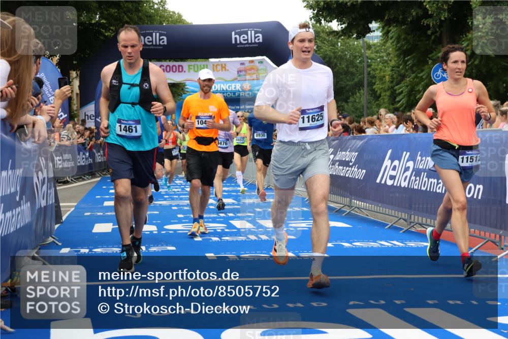 29.06.2025 - hella hamburg halbmarathon Strokosch-Dieckow http://msf.ph/oto/8505752 29.06.2025 10:51:14 Ziel 1366, 1461, 1817, 2364, 2636, 2718, 4404, 4814, 4967, 5600, 6027, 6657, 6776, 8316, 8930, 8989, 9476, 10480, 10667, 10868, 11124, 11512, 11625, 11733, 12016, 13047, 13073, 14865, 14994, 15480, 17530, 17823, 18019, 18489 meine-sportfotos.de