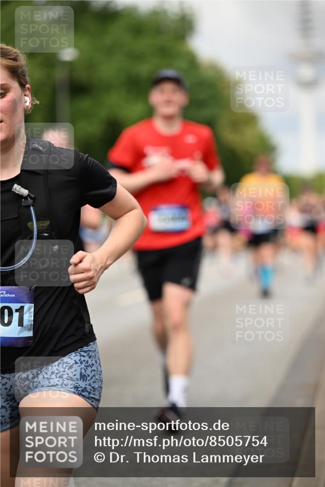 29.06.2025 - hella hamburg halbmarathon Dr. Thomas Lammeyer http://msf.ph/oto/8505754 29.06.2025 10:27:23 Kennedybrücke 1029, 1187, 1362, 1372, 1853, 2022, 2294, 2514, 3003, 3013, 3029, 3769, 4728, 4793, 4969, 5223, 5629, 5798, 5838, 6578, 6747, 6784, 6785, 7266, 7891, 7919, 8355, 8687, 8688, 8715, 9133, 9256, 9301, 9512, 9913, 10088 meine-sportfotos.de