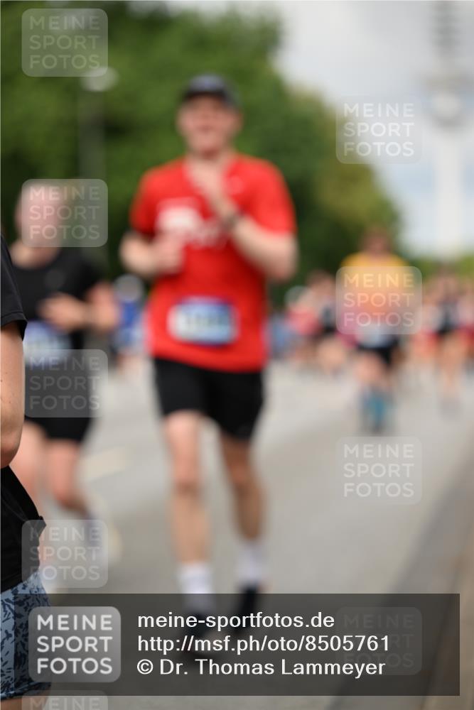29.06.2025 - hella hamburg halbmarathon Dr. Thomas Lammeyer http://msf.ph/oto/8505761 29.06.2025 10:27:23 Kennedybrücke 1029, 1187, 1362, 1372, 1853, 2022, 2294, 2514, 3003, 3013, 3029, 3769, 4728, 4793, 4969, 5223, 5629, 5798, 5838, 6578, 6747, 6784, 6785, 7266, 7891, 7919, 8355, 8687, 8688, 8715, 9133, 9256, 9301, 9512, 9913, 10088 meine-sportfotos.de