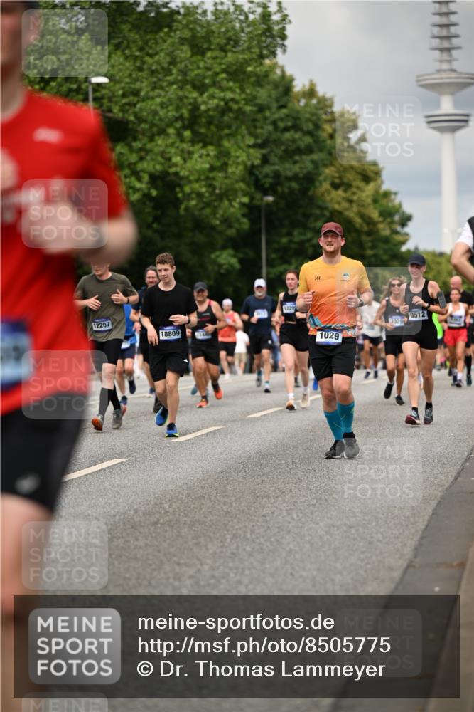 29.06.2025 - hella hamburg halbmarathon Dr. Thomas Lammeyer http://msf.ph/oto/8505775 29.06.2025 10:27:24 Kennedybrücke 1029, 1187, 1362, 1372, 1853, 2022, 2294, 2514, 3003, 3013, 3029, 3769, 4728, 4793, 4969, 5223, 5629, 5798, 5838, 6578, 6747, 6784, 6785, 7266, 7891, 7919, 8355, 8687, 8688, 8715, 9133, 9256, 9301, 9512, 9913, 10088 meine-sportfotos.de