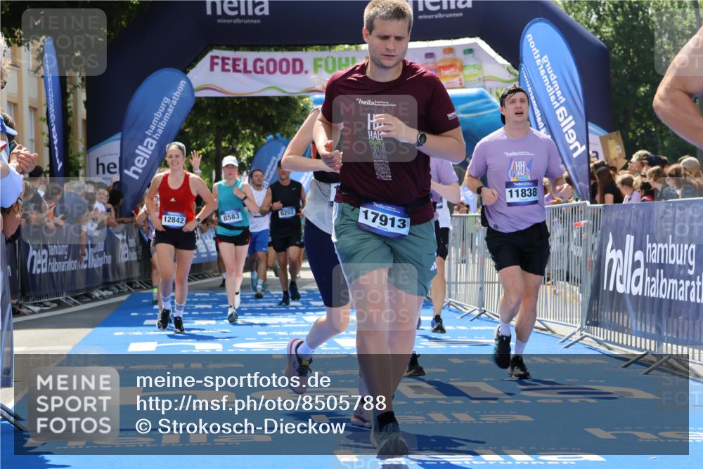 29.06.2025 - hella hamburg halbmarathon Strokosch-Dieckow http://msf.ph/oto/8505788 29.06.2025 11:38:02 Ziel 1713, 3034, 3132, 4603, 5609, 6252, 6667, 6804, 8583, 11790, 11838, 11839, 12039, 12336, 12842, 13262, 13651, 15088, 15765, 15783, 16431, 16471, 17362, 17913, 18089 meine-sportfotos.de