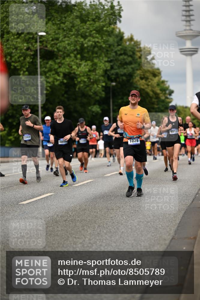 29.06.2025 - hella hamburg halbmarathon Dr. Thomas Lammeyer http://msf.ph/oto/8505789 29.06.2025 10:27:25 Kennedybrücke 1029, 1187, 1362, 1372, 1853, 2022, 2294, 2514, 3003, 3013, 3029, 3769, 4728, 4793, 4969, 5223, 5629, 5798, 5838, 6578, 6747, 6784, 6785, 7266, 7891, 7919, 8355, 8687, 8688, 8715, 9133, 9256, 9301, 9512, 9913, 10088 meine-sportfotos.de