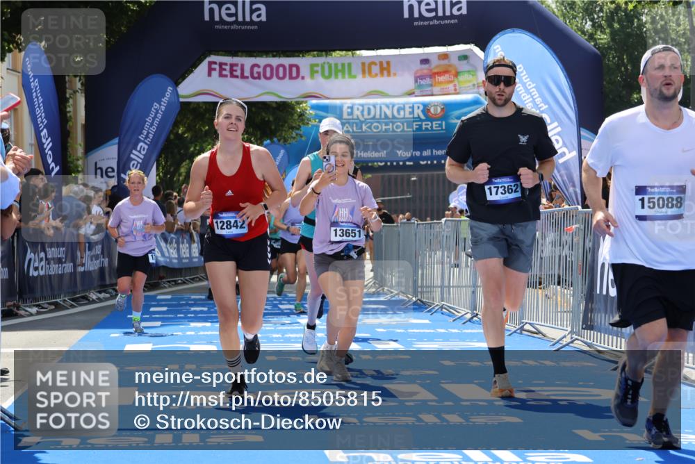 29.06.2025 - hella hamburg halbmarathon Strokosch-Dieckow http://msf.ph/oto/8505815 29.06.2025 11:38:04 Ziel 1713, 1952, 3034, 4603, 5609, 6252, 6804, 8583, 10025, 11790, 11838, 11839, 12039, 12842, 13262, 13651, 15088, 15765, 15783, 16431, 16471, 17362, 17913 meine-sportfotos.de