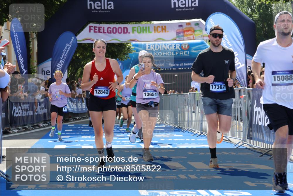 29.06.2025 - hella hamburg halbmarathon Strokosch-Dieckow http://msf.ph/oto/8505822 29.06.2025 11:38:05 Ziel 1713, 1952, 4603, 5609, 6252, 6804, 8583, 10025, 11790, 11838, 11839, 12039, 12842, 13262, 13651, 15088, 15765, 15783, 16471, 17362, 17913 meine-sportfotos.de