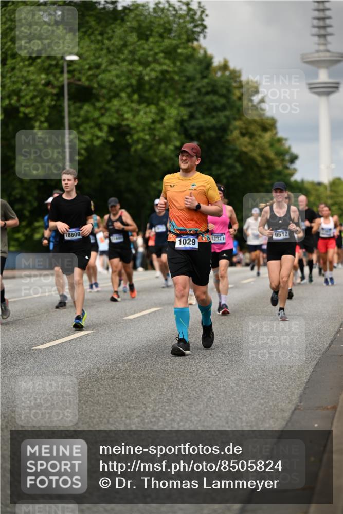 29.06.2025 - hella hamburg halbmarathon Dr. Thomas Lammeyer http://msf.ph/oto/8505824 29.06.2025 10:27:26 Kennedybrücke 1029, 1187, 1362, 1372, 1853, 2022, 2294, 2514, 2925, 3003, 3013, 3029, 3769, 4728, 4793, 5223, 5629, 5798, 5838, 6578, 6784, 6785, 7266, 7919, 8355, 8687, 8688, 8715, 9133, 9301, 9512, 9913, 10088 meine-sportfotos.de