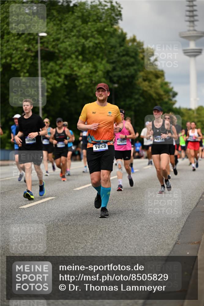 29.06.2025 - hella hamburg halbmarathon Dr. Thomas Lammeyer http://msf.ph/oto/8505829 29.06.2025 10:27:26 Kennedybrücke 1029, 1187, 1362, 1372, 1853, 2022, 2294, 2514, 2925, 3003, 3013, 3029, 3769, 4728, 4793, 5223, 5629, 5798, 5838, 6578, 6784, 6785, 7266, 7919, 8355, 8687, 8688, 8715, 9133, 9301, 9512, 9913, 10088 meine-sportfotos.de