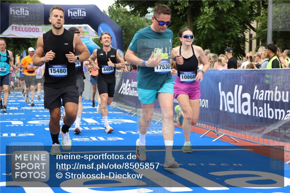 29.06.2025 - hella hamburg halbmarathon Strokosch-Dieckow http://msf.ph/oto/8505857 29.06.2025 10:51:12 Ziel 1366, 1461, 1817, 2636, 2718, 4404, 4814, 4816, 4967, 5600, 6027, 6657, 6776, 8316, 8508, 8930, 9476, 10480, 10667, 10868, 11512, 11625, 11733, 12016, 13073, 14865, 15480, 17384, 17530, 17823, 18019 meine-sportfotos.de