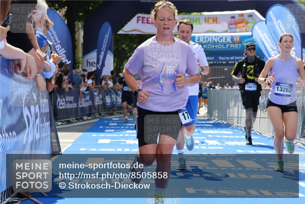 29.06.2025 - hella hamburg halbmarathon Strokosch-Dieckow http://msf.ph/oto/8505858 29.06.2025 11:38:08 Ziel 1713, 1952, 4603, 5649, 6252, 7612, 8583, 10025, 11838, 11839, 12039, 12842, 13262, 13651, 13832, 14684, 15088, 15468, 15765, 15783, 17362, 17913, 18671 meine-sportfotos.de