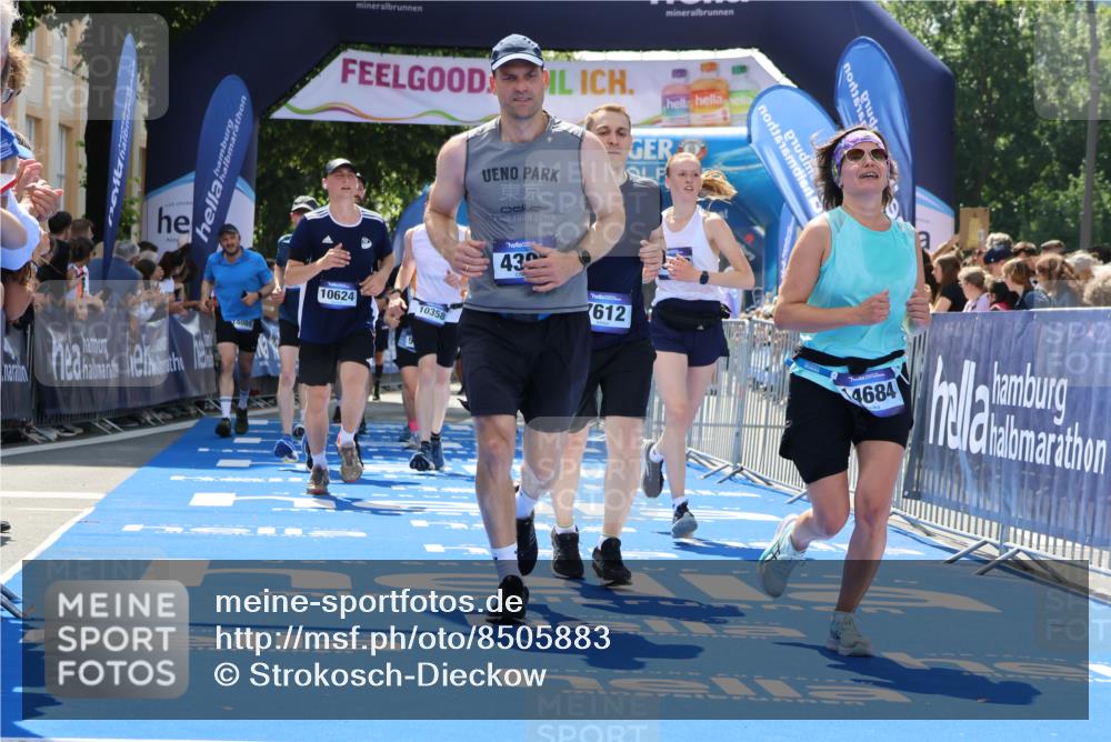 29.06.2025 - hella hamburg halbmarathon Strokosch-Dieckow http://msf.ph/oto/8505883 29.06.2025 11:38:12 Ziel 1713, 1952, 3635, 4391, 5649, 5887, 5940, 6252, 7612, 8583, 10025, 10358, 10624, 12019, 12842, 13262, 13651, 13832, 14684, 15088, 15468, 17362, 18671 meine-sportfotos.de