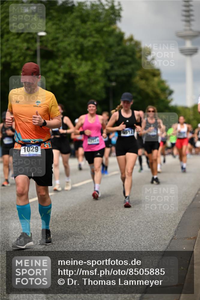 29.06.2025 - hella hamburg halbmarathon Dr. Thomas Lammeyer http://msf.ph/oto/8505885 29.06.2025 10:27:28 Kennedybrücke 1029, 1187, 1362, 1372, 1853, 2022, 2294, 2925, 3013, 3029, 4728, 4793, 5223, 5343, 5629, 5798, 6578, 6784, 6785, 7266, 7919, 8355, 8687, 8688, 8715, 9133, 9301, 9512, 9913, 10088 meine-sportfotos.de
