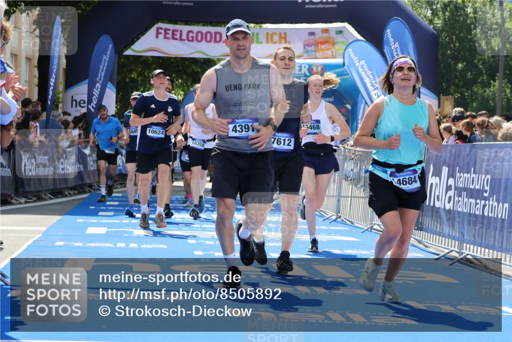 29.06.2025 - hella hamburg halbmarathon Strokosch-Dieckow http://msf.ph/oto/8505892 29.06.2025 11:38:13 Ziel 1713, 1952, 3635, 4391, 5649, 5887, 5940, 6252, 7612, 8583, 10025, 10358, 10624, 12019, 12842, 13262, 13741, 13832, 14684, 15468, 15704, 16643, 17817, 18671 meine-sportfotos.de