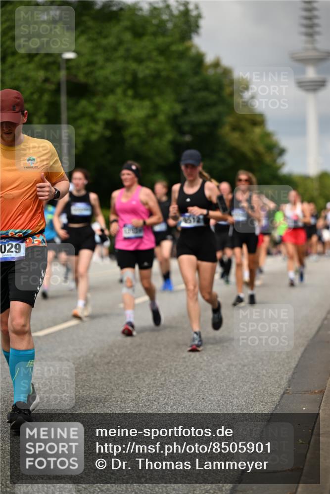 29.06.2025 - hella hamburg halbmarathon Dr. Thomas Lammeyer http://msf.ph/oto/8505901 29.06.2025 10:27:28 Kennedybrücke 1029, 1187, 1362, 1372, 1853, 2022, 2294, 2925, 3013, 3029, 4728, 4793, 5223, 5343, 5629, 5798, 6578, 6784, 6785, 7266, 7919, 8355, 8687, 8688, 8715, 9133, 9301, 9512, 9913, 10088 meine-sportfotos.de