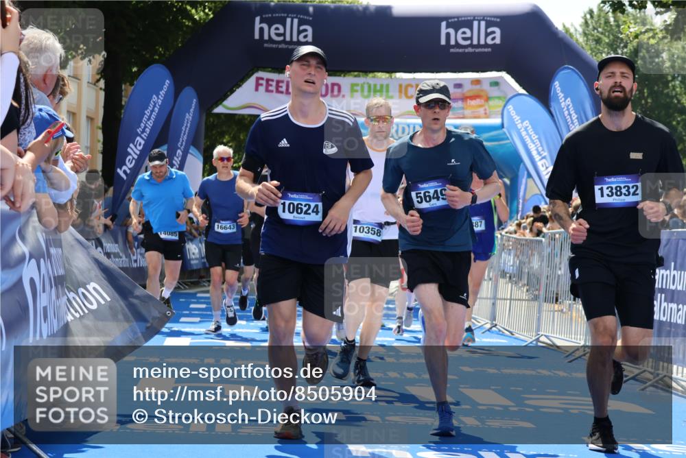 29.06.2025 - hella hamburg halbmarathon Strokosch-Dieckow http://msf.ph/oto/8505904 29.06.2025 11:38:15 Ziel 1713, 1952, 3237, 3635, 4391, 5649, 5887, 5940, 6252, 7612, 10025, 10358, 10624, 12019, 13262, 13741, 13832, 14085, 14684, 15310, 15468, 15704, 16643, 17817, 18671, 19055 meine-sportfotos.de
