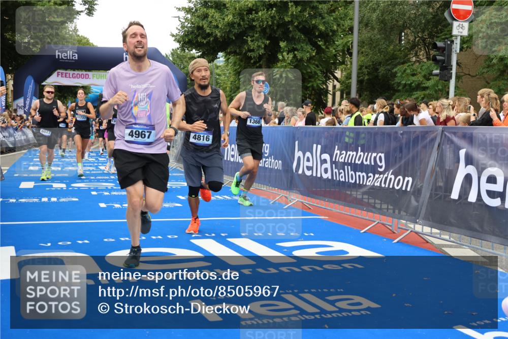 29.06.2025 - hella hamburg halbmarathon Strokosch-Dieckow http://msf.ph/oto/8505967 29.06.2025 10:51:07 Ziel 1366, 1630, 4077, 4404, 4816, 4967, 5600, 6027, 8117, 8261, 8508, 8704, 10508, 10603, 10868, 11512, 11625, 11733, 13008, 13073, 14125, 15480, 17221, 17384, 17530, 17823, 18066 meine-sportfotos.de