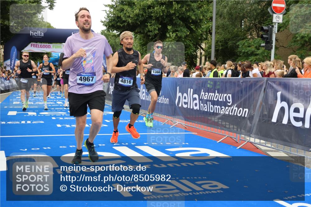 29.06.2025 - hella hamburg halbmarathon Strokosch-Dieckow http://msf.ph/oto/8505982 29.06.2025 10:51:07 Ziel 1366, 1630, 4077, 4404, 4816, 4967, 5600, 6027, 8117, 8261, 8508, 8704, 10508, 10603, 10868, 11512, 11625, 11733, 13008, 13073, 14125, 15480, 17221, 17384, 17530, 17823, 18066 meine-sportfotos.de