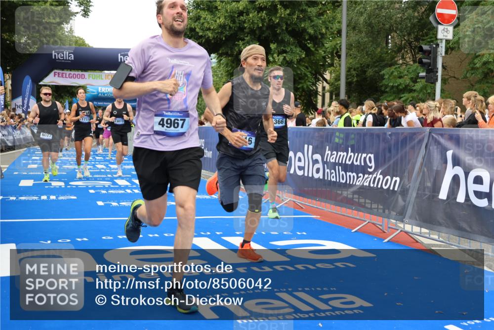 29.06.2025 - hella hamburg halbmarathon Strokosch-Dieckow http://msf.ph/oto/8506042 29.06.2025 10:51:08 Ziel 1366, 1461, 1630, 4077, 4404, 4816, 4967, 5600, 6027, 8117, 8261, 8508, 8704, 8930, 9476, 10508, 10603, 10868, 11512, 11625, 11733, 13008, 13073, 15480, 17384, 17530, 17823, 18066 meine-sportfotos.de