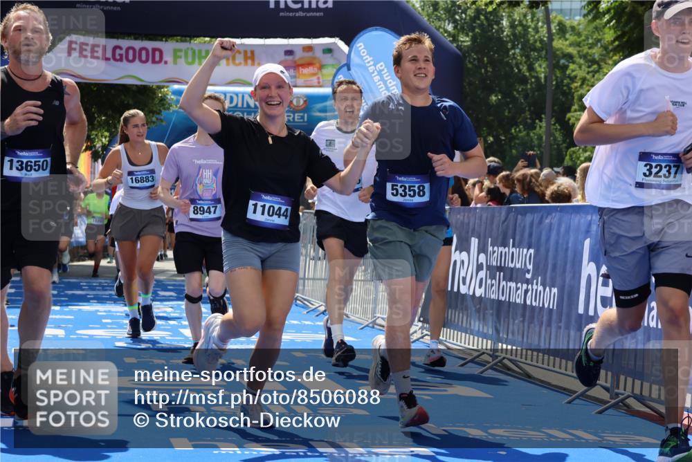 29.06.2025 - hella hamburg halbmarathon Strokosch-Dieckow http://msf.ph/oto/8506088 29.06.2025 11:38:22 Ziel 2023, 3237, 3635, 4320, 4391, 4414, 5358, 5887, 5940, 7612, 8000, 8696, 8947, 9882, 10200, 10358, 10624, 11044, 12019, 12907, 13650, 13711, 13741, 13832, 14085, 15027, 15310, 15704, 16643, 16883, 17817, 19055 meine-sportfotos.de
