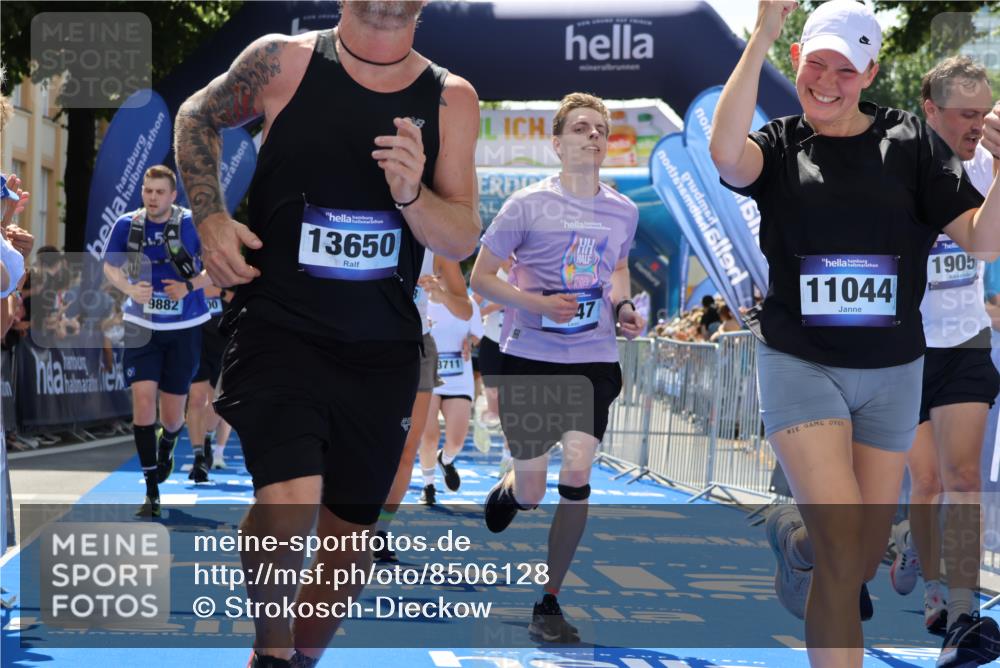29.06.2025 - hella hamburg halbmarathon Strokosch-Dieckow http://msf.ph/oto/8506128 29.06.2025 11:38:23 Ziel 2023, 3237, 3635, 4320, 4391, 4414, 5358, 5887, 5940, 8000, 8696, 8947, 9882, 10200, 10358, 10624, 11044, 12019, 12907, 13650, 13711, 13741, 14085, 15027, 15310, 15704, 16643, 16883, 17817, 19055 meine-sportfotos.de
