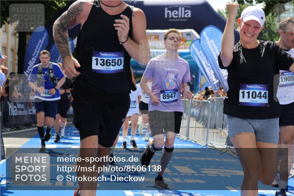 29.06.2025 - hella hamburg halbmarathon Strokosch-Dieckow http://msf.ph/oto/8506138 29.06.2025 11:38:24 Ziel 2023, 3237, 3635, 4320, 4414, 5358, 5887, 5940, 8000, 8696, 8947, 9882, 10200, 10358, 10506, 10624, 11044, 12019, 12764, 12907, 13650, 13711, 13741, 14085, 15027, 15310, 15704, 16643, 16883, 17342, 17817, 19055 meine-sportfotos.de