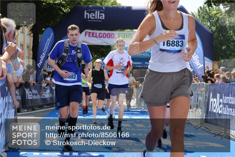 29.06.2025 - hella hamburg halbmarathon Strokosch-Dieckow http://msf.ph/oto/8506166 29.06.2025 11:38:25 Ziel 1835, 2023, 3237, 3635, 4320, 4414, 5358, 5887, 5940, 8000, 8696, 8947, 9882, 10200, 10358, 10506, 10624, 11044, 12019, 12764, 12907, 13650, 13711, 13741, 14085, 15027, 15310, 15704, 16643, 16883, 17342, 17817, 19055 meine-sportfotos.de
