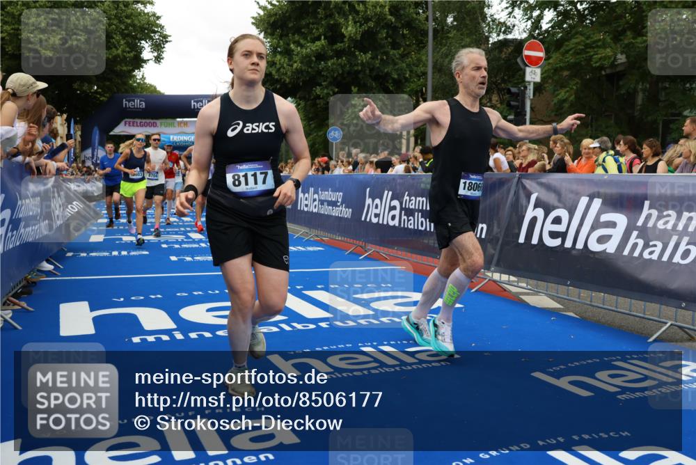 29.06.2025 - hella hamburg halbmarathon Strokosch-Dieckow http://msf.ph/oto/8506177 29.06.2025 10:51:02 Ziel 1366, 1630, 2207, 4077, 4816, 4967, 7369, 8117, 8261, 8508, 8572, 8704, 10215, 10508, 10603, 11733, 12778, 13008, 13073, 13687, 14125, 15362, 16285, 17221, 17384, 17823, 18066, 18350 meine-sportfotos.de
