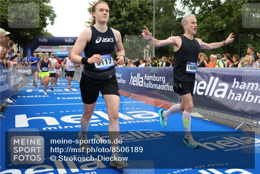 29.06.2025 - hella hamburg halbmarathon Strokosch-Dieckow http://msf.ph/oto/8506189 29.06.2025 10:51:02 Ziel 1366, 1630, 2207, 4077, 4816, 4967, 7369, 8117, 8261, 8508, 8572, 8704, 10215, 10508, 10603, 11733, 12778, 13008, 13073, 13687, 14125, 15362, 16285, 17221, 17384, 17823, 18066, 18350 meine-sportfotos.de