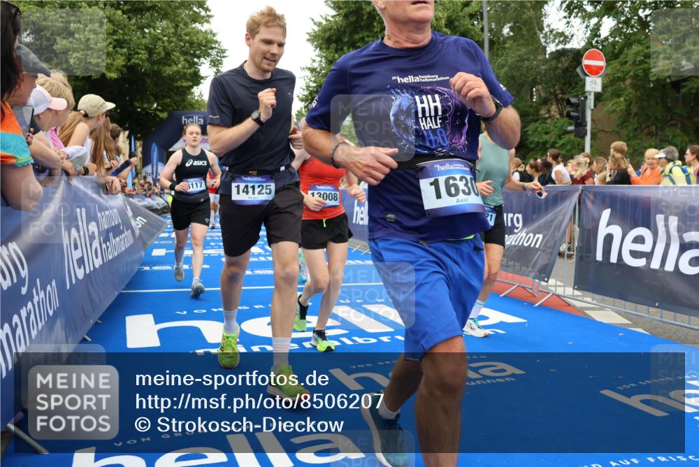 29.06.2025 - hella hamburg halbmarathon Strokosch-Dieckow http://msf.ph/oto/8506207 29.06.2025 10:51:01 Ziel 1366, 1630, 2207, 4077, 4816, 4967, 7369, 8117, 8261, 8508, 8572, 8704, 10215, 10508, 10603, 11551, 12778, 13008, 13687, 14125, 15362, 16285, 17221, 17384, 17823, 18066, 18350 meine-sportfotos.de