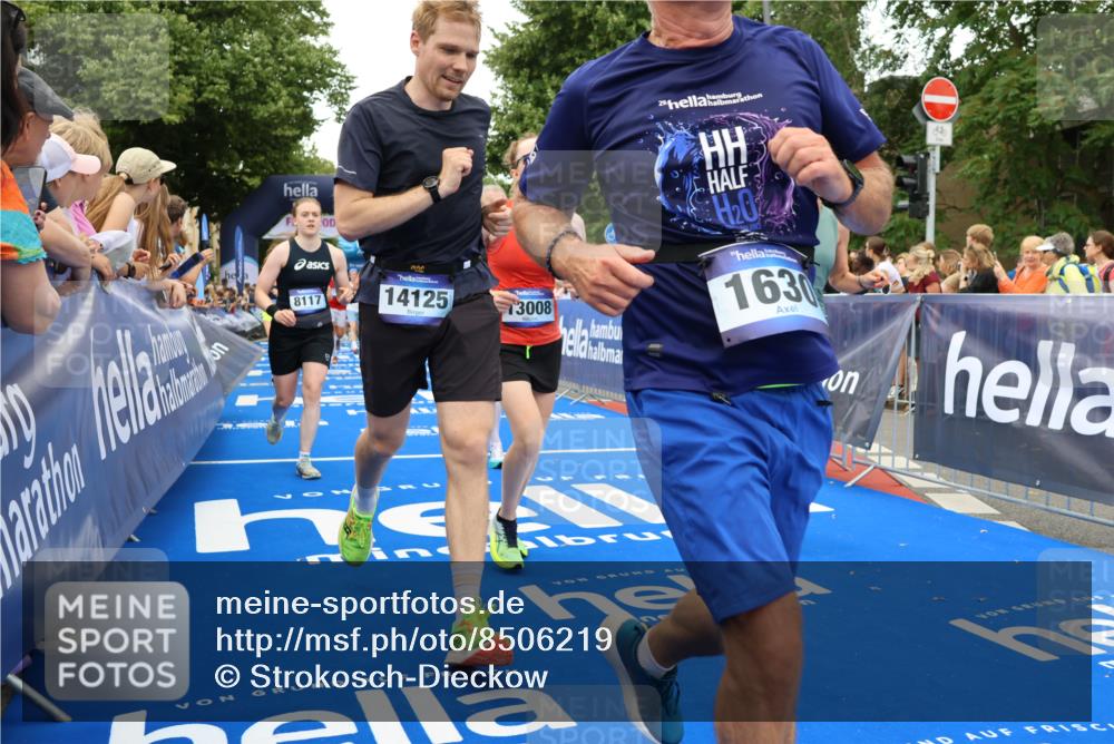 29.06.2025 - hella hamburg halbmarathon Strokosch-Dieckow http://msf.ph/oto/8506219 29.06.2025 10:51:01 Ziel 1366, 1630, 2207, 4077, 4816, 4967, 7369, 8117, 8261, 8508, 8572, 8704, 10215, 10508, 10603, 11551, 12778, 13008, 13687, 14125, 15362, 16285, 17221, 17384, 17823, 18066, 18350 meine-sportfotos.de