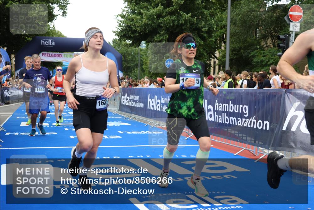 29.06.2025 - hella hamburg halbmarathon Strokosch-Dieckow http://msf.ph/oto/8506266 29.06.2025 10:50:59 Ziel 1466, 1630, 2207, 3654, 4077, 4816, 7369, 8117, 8205, 8261, 8508, 8572, 8704, 10215, 10508, 10603, 11551, 12778, 13008, 13687, 14125, 15362, 15395, 15643, 16285, 17221, 17384, 18066, 18350 meine-sportfotos.de