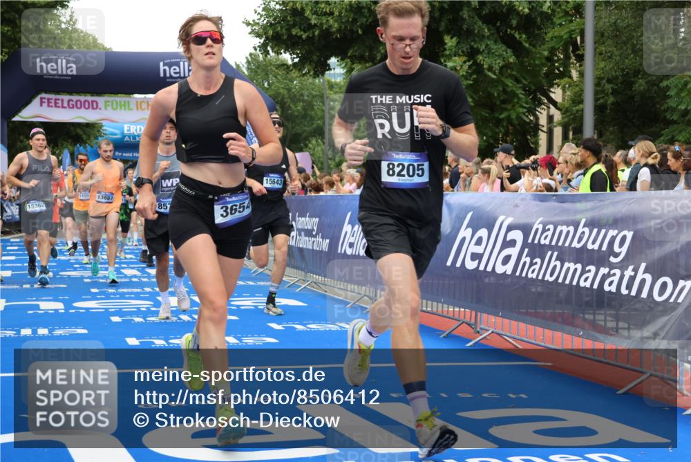29.06.2025 - hella hamburg halbmarathon Strokosch-Dieckow http://msf.ph/oto/8506412 29.06.2025 10:50:54 Ziel 1466, 1630, 2207, 3654, 3947, 4839, 5018, 7052, 7369, 8117, 8205, 8572, 10215, 10750, 11551, 12778, 13008, 13687, 14125, 15362, 15395, 15643, 16285, 17221, 18182, 18350 meine-sportfotos.de