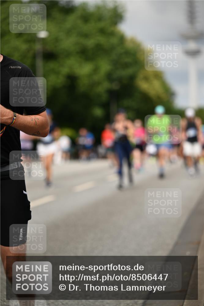 29.06.2025 - hella hamburg halbmarathon Dr. Thomas Lammeyer http://msf.ph/oto/8506447 29.06.2025 10:27:46 Kennedybrücke 1003, 1048, 1187, 1362, 1382, 2125, 2925, 3013, 3457, 4728, 5343, 7021, 7029, 7820, 8181, 8687, 8688, 8716, 9133, 9877, 9913 meine-sportfotos.de