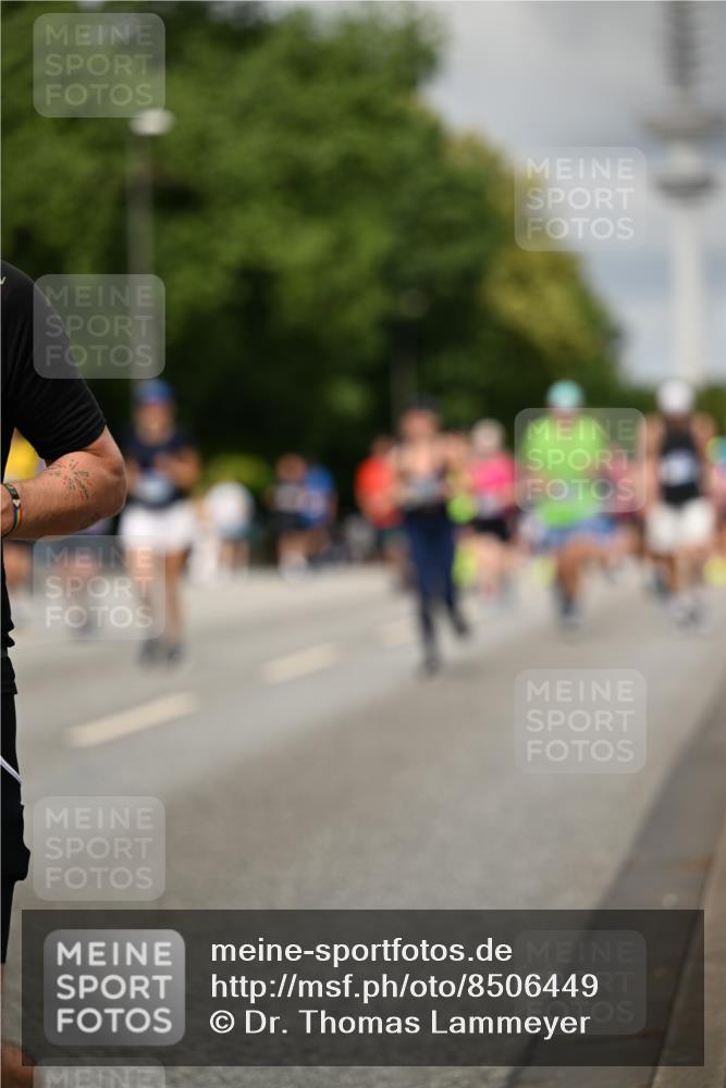 29.06.2025 - hella hamburg halbmarathon Dr. Thomas Lammeyer http://msf.ph/oto/8506449 29.06.2025 10:27:46 Kennedybrücke 1003, 1048, 1187, 1362, 1382, 2125, 2925, 3013, 3457, 4728, 5343, 7021, 7029, 7820, 8181, 8687, 8688, 8716, 9133, 9877, 9913 meine-sportfotos.de