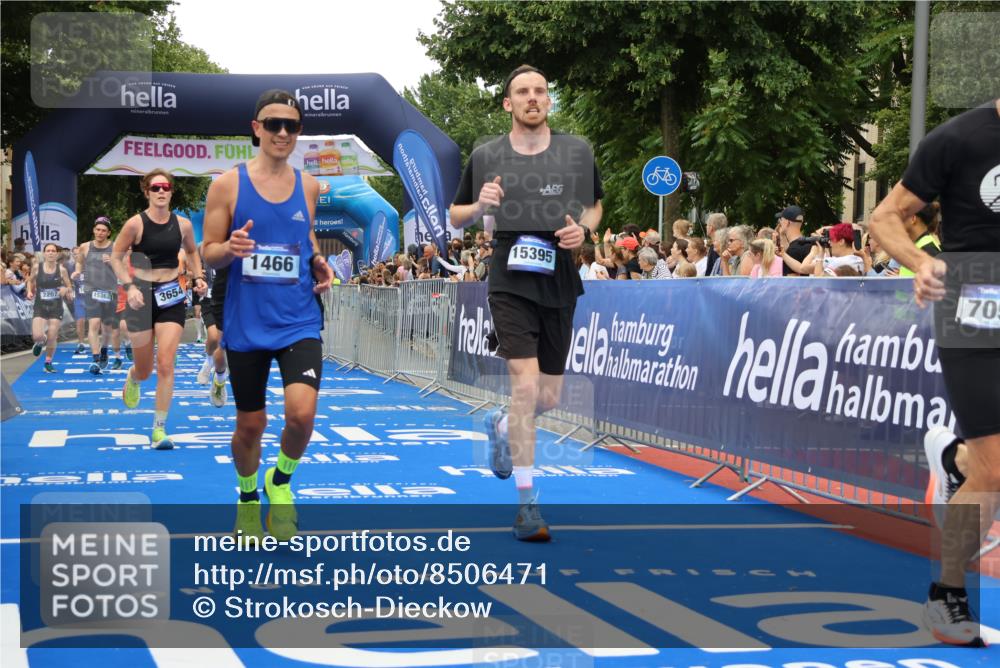 29.06.2025 - hella hamburg halbmarathon Strokosch-Dieckow http://msf.ph/oto/8506471 29.06.2025 10:50:52 Ziel 1466, 2207, 3654, 3947, 4839, 5018, 5115, 7052, 7369, 8205, 8572, 8657, 10215, 10750, 11551, 12778, 13687, 15362, 15395, 15426, 15643, 15720, 16285, 17129, 18182, 18350, 18370 meine-sportfotos.de