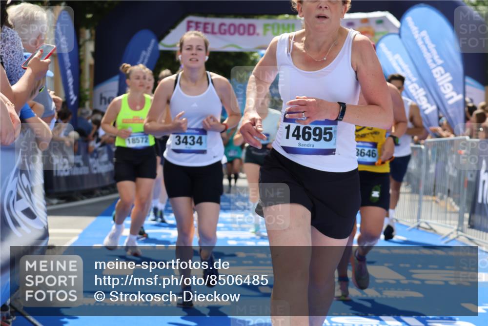 29.06.2025 - hella hamburg halbmarathon Strokosch-Dieckow http://msf.ph/oto/8506485 29.06.2025 11:38:46 Ziel 1793, 1948, 2674, 2870, 3434, 4564, 5141, 5285, 6427, 7120, 7341, 7815, 7929, 8936, 9689, 11313, 12524, 13638, 14296, 14695, 16036, 16270, 16793, 16905, 17091, 17526, 18213, 18572, 18646, 18795, 19121 meine-sportfotos.de