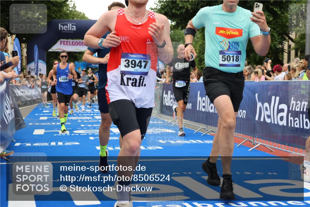 29.06.2025 - hella hamburg halbmarathon Strokosch-Dieckow http://msf.ph/oto/8506524 29.06.2025 10:50:51 Ziel 1466, 2207, 3654, 3947, 4839, 5018, 5115, 7052, 7369, 8205, 8572, 8657, 10215, 10750, 11551, 12778, 13687, 15362, 15395, 15426, 15643, 15720, 16285, 17129, 17908, 18182, 18370 meine-sportfotos.de