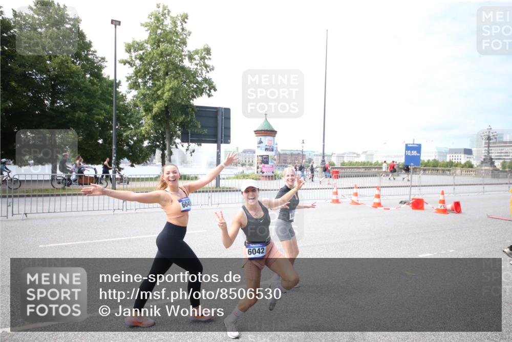 29.06.2025 - hella hamburg halbmarathon Jannik Wohlers http://msf.ph/oto/8506530 29.06.2025 11:26:42 Lombardsbrücke 1368, 1370, 3931, 5490, 5681, 6325, 6326, 7106, 8343, 9574, 13402, 13454, 13486, 13612, 14602, 16302, 16943, 18607, 18653 meine-sportfotos.de