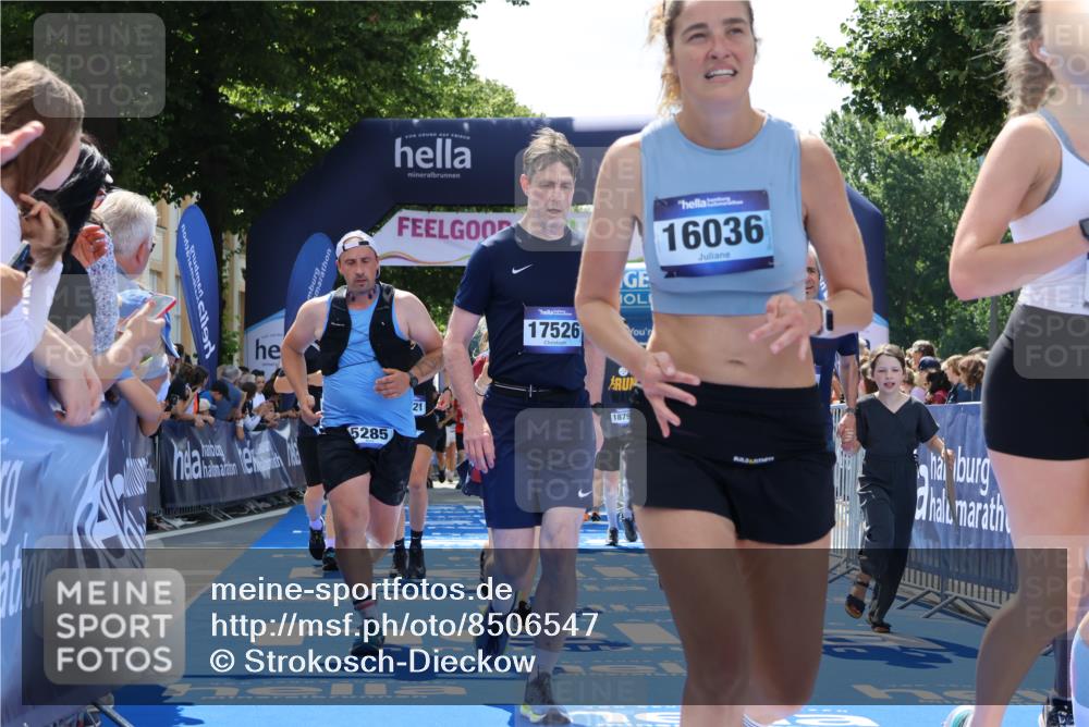29.06.2025 - hella hamburg halbmarathon Strokosch-Dieckow http://msf.ph/oto/8506547 29.06.2025 11:38:50 Ziel 1948, 2870, 3434, 5285, 6427, 7120, 7341, 7815, 7929, 8747, 9689, 11313, 12524, 14296, 14695, 16036, 16270, 16905, 17526, 18213, 18572, 18646, 18795, 19121 meine-sportfotos.de
