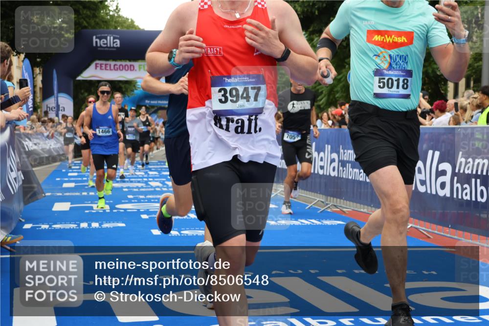 29.06.2025 - hella hamburg halbmarathon Strokosch-Dieckow http://msf.ph/oto/8506548 29.06.2025 10:50:51 Ziel 1466, 2207, 3654, 3947, 4839, 5018, 5115, 7052, 7369, 8205, 8572, 8657, 10215, 10750, 11551, 12778, 13687, 15362, 15395, 15426, 15643, 15720, 16285, 17129, 17908, 18182, 18370 meine-sportfotos.de