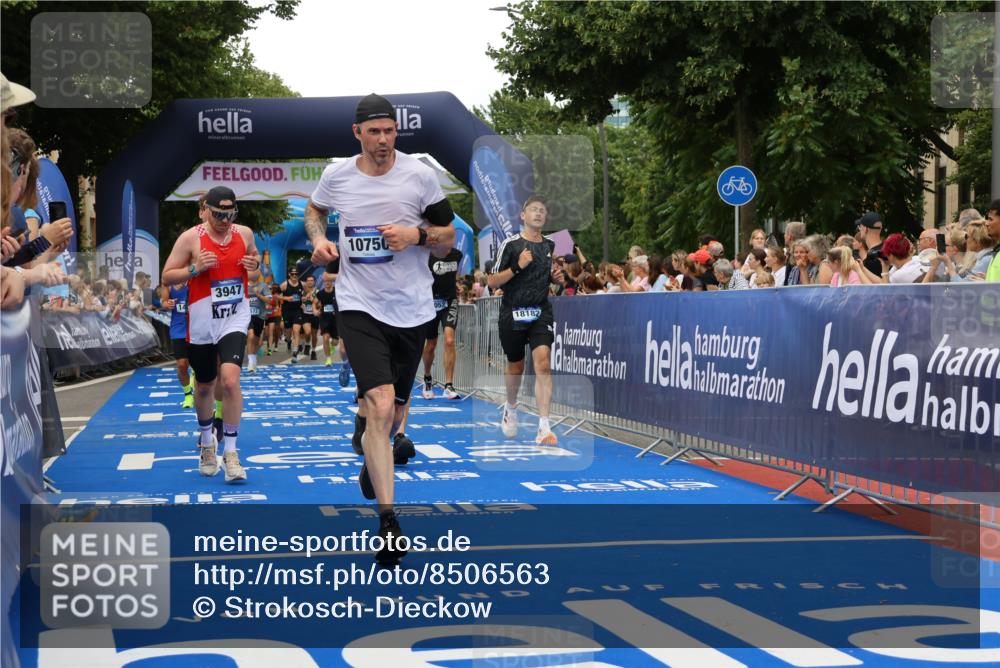 29.06.2025 - hella hamburg halbmarathon Strokosch-Dieckow http://msf.ph/oto/8506563 29.06.2025 10:50:49 Ziel 1466, 2234, 2788, 3654, 3947, 4839, 5018, 5115, 7052, 7369, 8205, 8572, 8657, 10750, 11551, 13687, 15362, 15395, 15426, 15643, 15720, 17129, 17908, 18182, 18229, 18370 meine-sportfotos.de