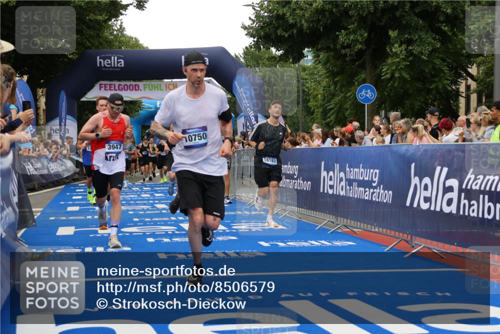 29.06.2025 - hella hamburg halbmarathon Strokosch-Dieckow http://msf.ph/oto/8506579 29.06.2025 10:50:49 Ziel 1466, 2234, 2788, 3654, 3947, 4839, 5018, 5115, 7052, 7369, 8205, 8572, 8657, 10750, 11551, 13687, 15362, 15395, 15426, 15643, 15720, 17129, 17908, 18182, 18229, 18370 meine-sportfotos.de
