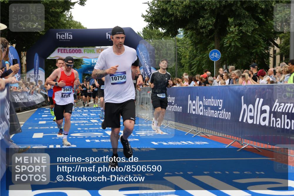 29.06.2025 - hella hamburg halbmarathon Strokosch-Dieckow http://msf.ph/oto/8506590 29.06.2025 10:50:49 Ziel 1466, 2234, 2788, 3654, 3947, 4839, 5018, 5115, 7052, 7369, 8205, 8572, 8657, 10750, 11551, 13687, 15362, 15395, 15426, 15643, 15720, 17129, 17908, 18182, 18229, 18370 meine-sportfotos.de